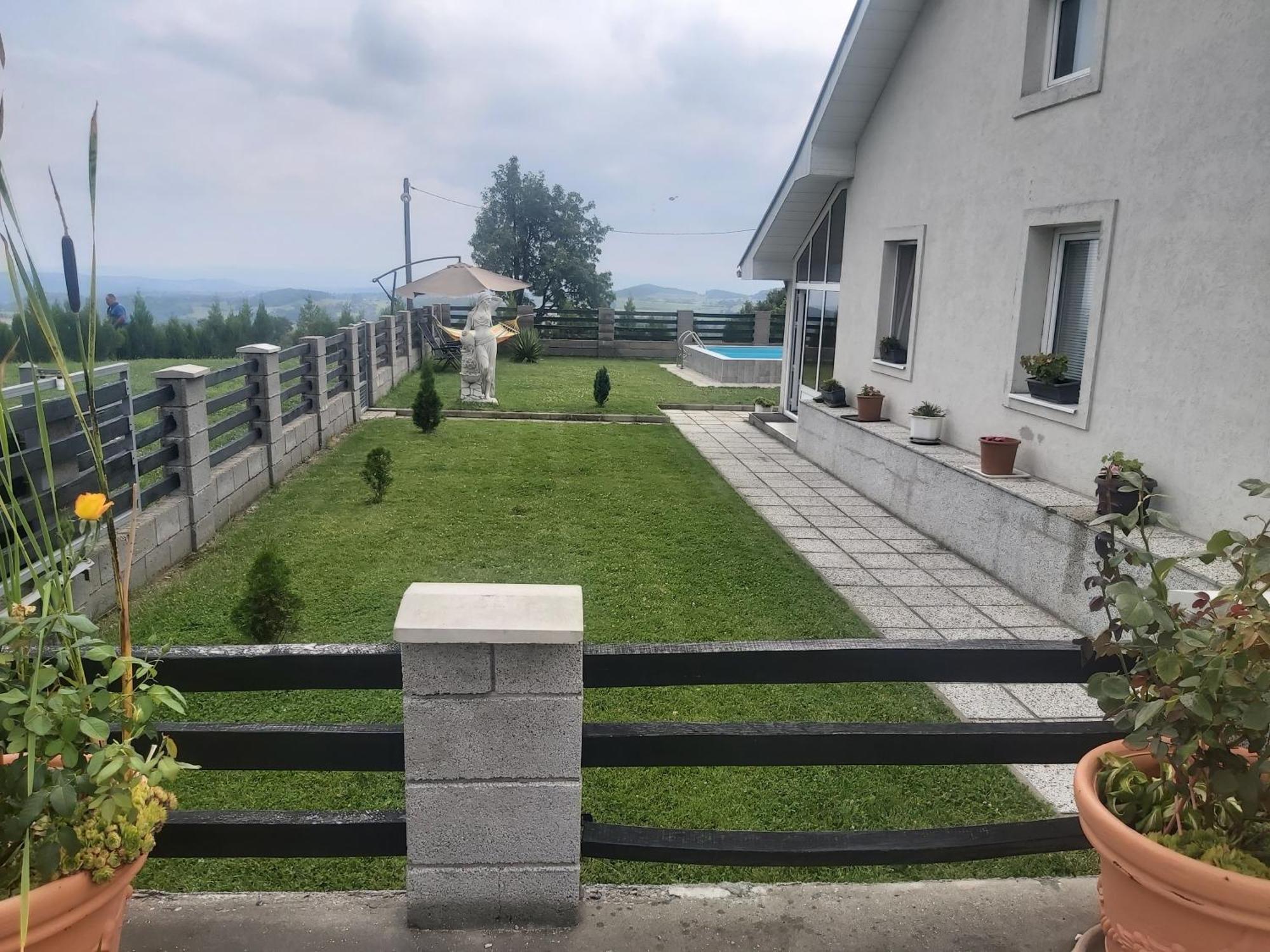 Vila Boba Bor Zlot Стая снимка